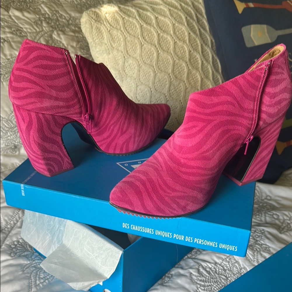 John Fluevog fast cars drifting pink suede wave size 10 barely worn w/box bootie